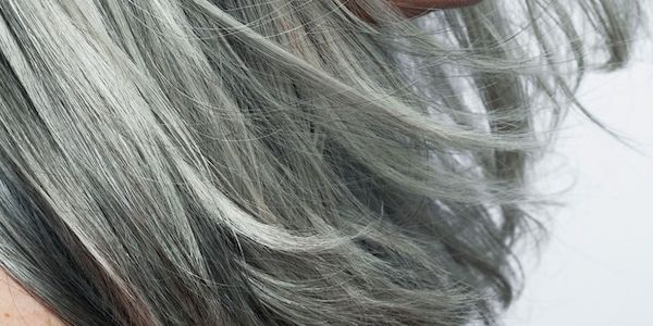 Gråt hår pleje, farve, frisurer og tips og til at rocke grå hår